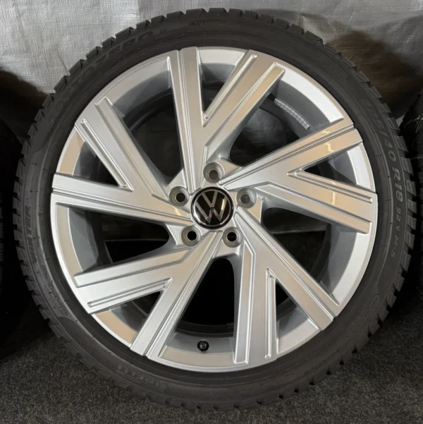 ORIGINAL VW GOLF 8 225/40 R18 Bergamo Winterreifen 5H0601025M – Bild 4